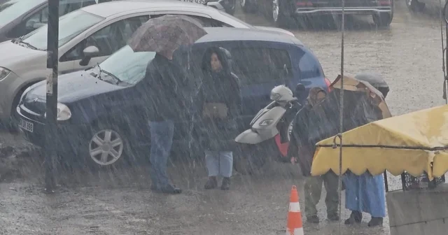 Zonguldak ta sağanak yağış sürprizi: Hazırlıksız yakalananlar saçak altlarına sığındı Zonguldak Haberleri
