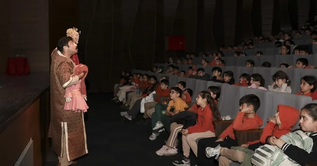 Mersin de Şehir Tiyatrosu gençleri Bilge Hekim Lokman ile buluşturdu Mersin Haberleri