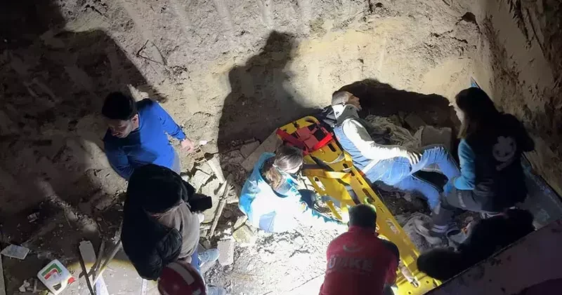 Tuvalet ihtiyacını gidermek amacıyla girdiği inşaattan düşüp, yaralandı