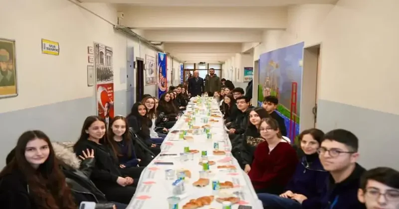 Liseli gençler Ramazan coşkusunu okul bahçelerinde yaşıyor