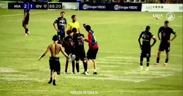 Taraftara müdahale etmek isteyen güvenlik Messi yi sakatlıyordu!