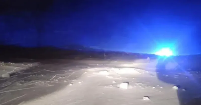 Tüneli girişine çığ düştü: Yol ulaşıma kapandı