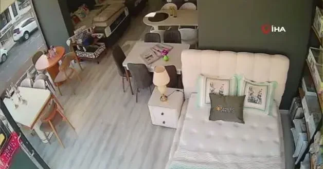 Samsunda dehşet anları: Mobilya mağazasında eşini dövdü