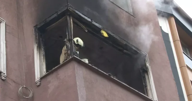 Esenler de 4 katlı binada yangın paniği: Küle dönenen daire kullanılamaz hale geldi