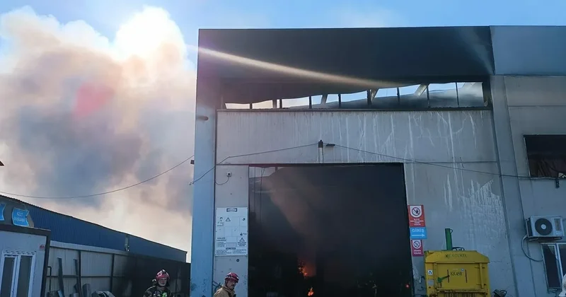 SON DAKİKA İzmir de yangın paniği: Geri dönüşüm fabrikasını alevler sardı!