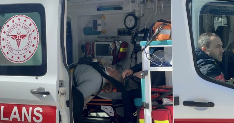 Son dakika: Çanakkale de özel halk otobüsü yaya çarpmamak için ani fren yaptı: 8 yaralı