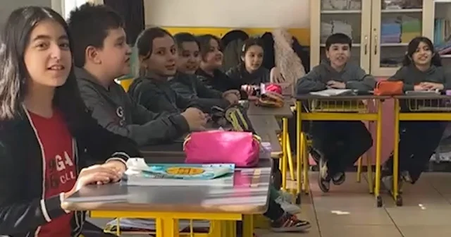 İlkokul öğrencilerinden Kabe de hacılar hu der Allah ilahisi Kırıkkale Haberleri