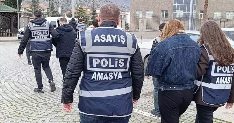 Kredi kartı bilgilerini kopyalayarak 2,1 milyon TL lik vurgun yapan 3 şüpheli tutuklandı