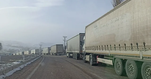 Sivas ta tipi ulaşımı aksattı, kilometrelerce tır kuyrukları oluştu Sivas Haberleri