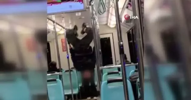 Bursa metrosunda tehlikeli oyun: Gençlerin taklaları kamerada