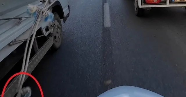 Kamyonetten sarkan ipe dolanan motosikletli ölümle burun buruna geldi Yola savrulan motosikletin sürücüsü, kamyonetin arka tekeri altında kalmaktan son anda kurtuldu Antalya Haberleri