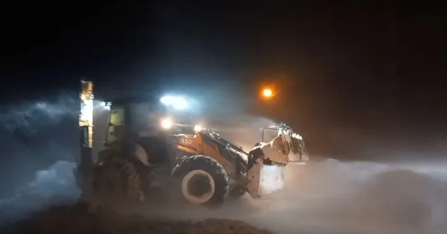 Bayburt ta fırtına ve kar nedeniyle yolda kalan taksi ekiplerce kurtarıldı Bayburt Haberleri