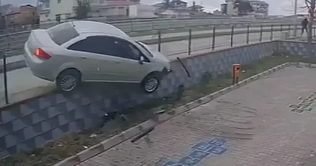 Samsun da otomobilin caminin bahçesine devrilmesi kamerada VİDEO İZLE
