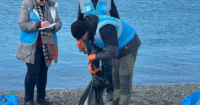 Çevrecilerden Altınkum sahilinde anlamlı temizlik Balıkesir Haberleri