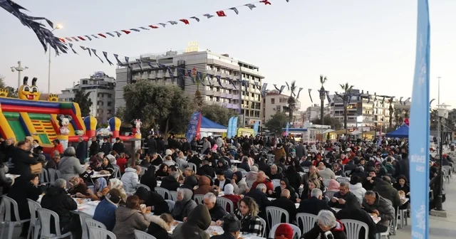 Kuşadası nda Aydın Büyükşehir Belediyesi nin İftar Programı na vatandaşlardan yoğun ilgi Aydın Haberleri