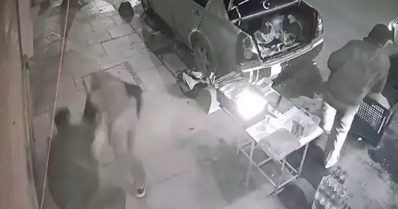 Sultangazi de kaldırımda oturanlara ateş açıp kaçtılar