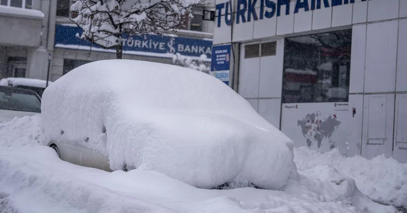 Erzurum da araçlar kar altında kayboldu