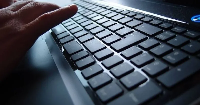 Hile için klavyesine ağırlık koyan polis meslekten men edildi Sözcü Gazetesi