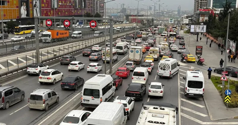 İstanbul trafiği durma noktasında! Yoğunluk yüzde 90 a dayandı