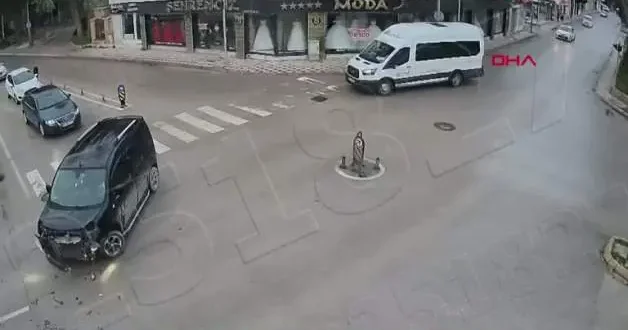 Amasya da korkunç olay! Ters yöne girdi, araca çarpıp nehre uçtu! Anne kızın mucize kurtuluşu...