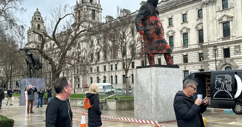 Bu protesto İngiliz leri ayağa kaldırdı: Churchill heykelini boyadılar Sözcü Gazetesi
