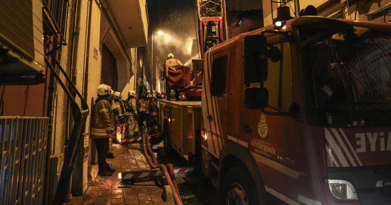 Fatih te metruk ve ahşap binalar alevlere teslim Son dakika haberleri