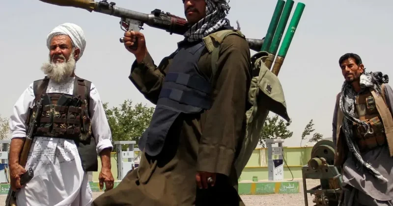 Taliban: Pakistan sınırındaki 15 askeri bölgeyi ele geçirdik