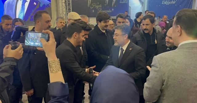 Bakan Yumaklı, gençlerle birlikte Kabe de Hacılar ilahisini söyledi Eskişehir Haberleri