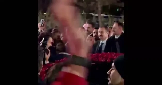 Gençlerden Başkan Erdoğan a sürpriz! Güllerle karşılandı