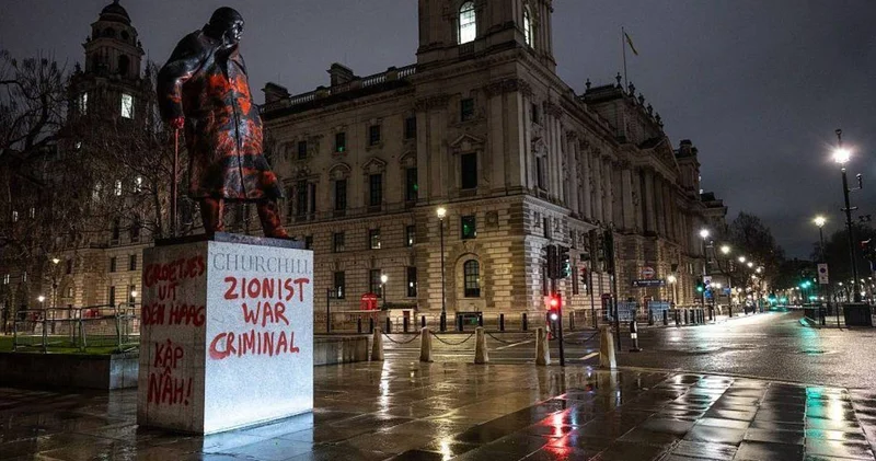 Londra’da Churchill heykeline protesto: “Siyonist savaş suçlusu” yazıldı