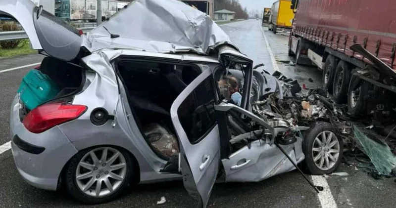 Park halindeki TIR a çarptılar: Olay yerinde hayatlarını kaybettiler