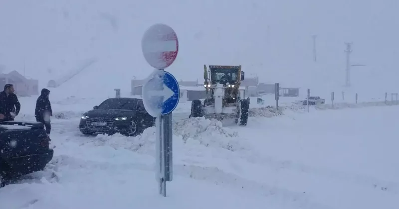 Kahramanmaraş ta kar ve tipi ulaşımı felç etti