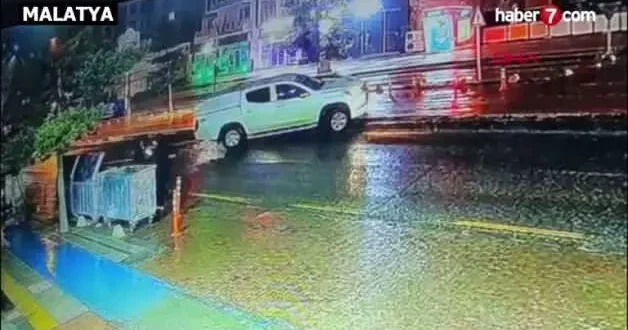 Biri kaldırımı yol sandı, öteki refüjü aşarak karşı şeride geçti