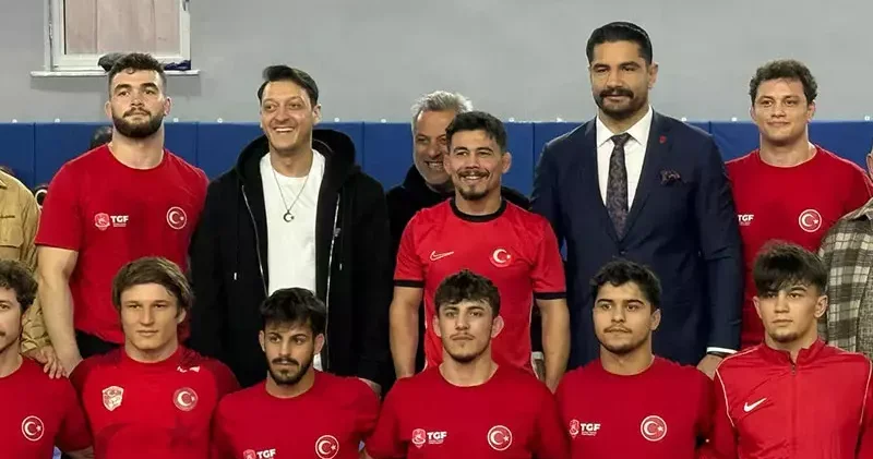 Mesut Özil’den güreş milli takım kampına ziyaret