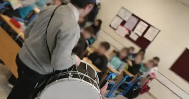 MEB e bağlı öğretmen Ramazan davulcusunu sınıfa almadı: Davulcu görmek isteyen sahur vakti camdan bakarak görebilir VİDEO İZLE