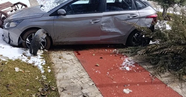 Elazığ da otomobil kaldırıma çıktı: 1 yaralı Elazığ Haberleri