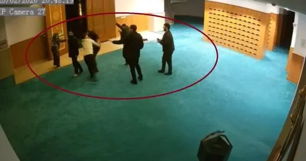 Ayakkabısının kaybolduğunu söyleyip cami görevlilerine saldırdı
