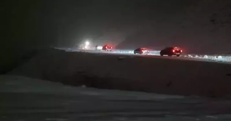 Kar yağışı yolları kapattı, mahsur kalan araçlar kurtarıldı