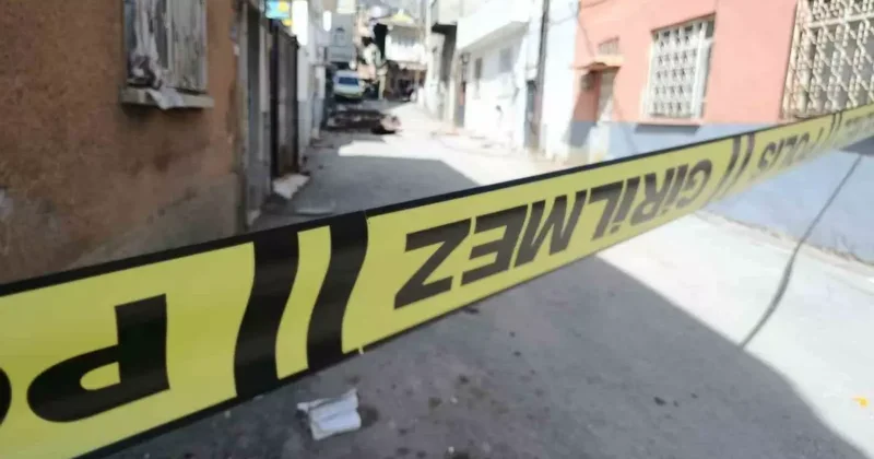 Kahramanmaraş’ta fırtına çatıları uçurdu