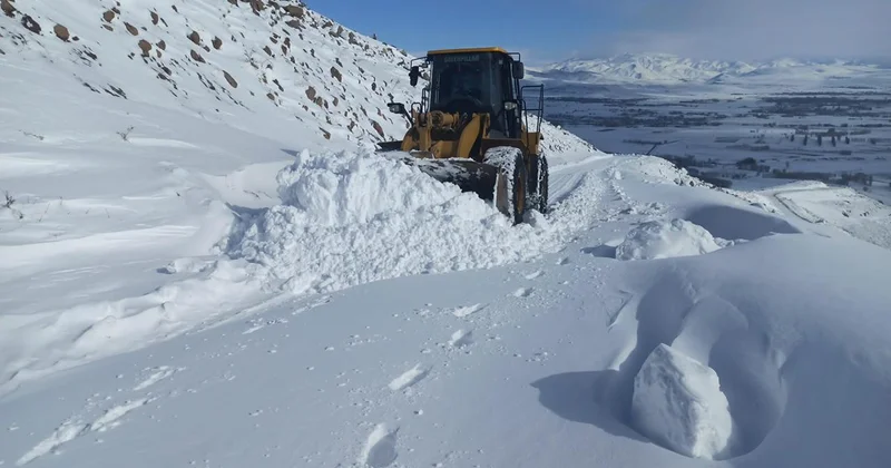 Yoğun kar 77 yolu ulaşıma kapattı