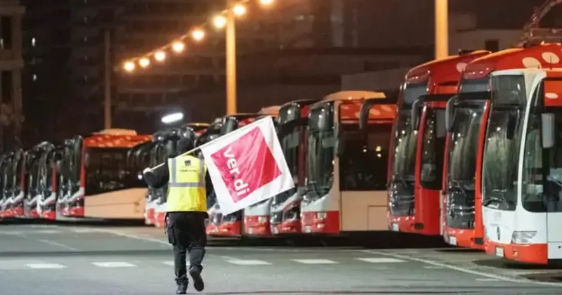 Almanya da toplu ulaşım felç oldu