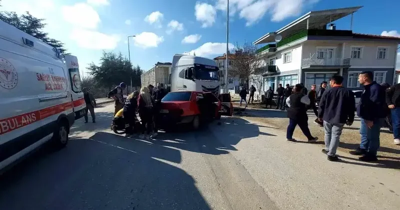 Sokak kesişiminde otomobiller çarpıştı: Yaralılar var Isparta Haberleri