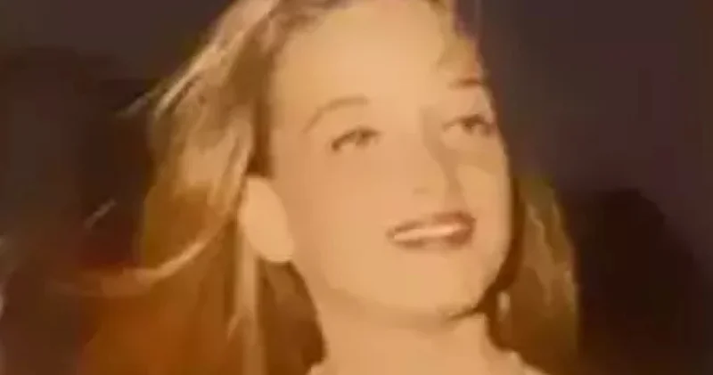 Saba Tümer den nostaljik paylaşım! Gençlik fotoğrafıyla takipçilerini yıllar öncesine götürdü Magazin haberleri