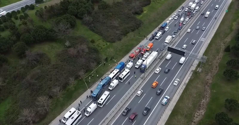 Son dakika İstanbul da hükümlü ve tutukları taşıyan ring araçları zincirleme kaza yaptı: 15 yaralı