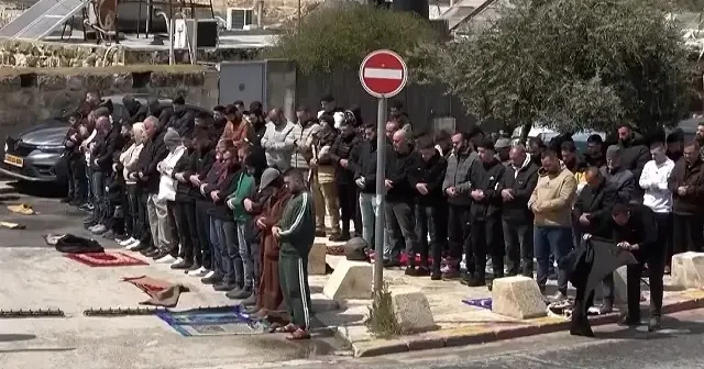 İsrail in Mescid i Aksa yı ibadete kapattı: Filistinliler cuma namazını sokaklarda kıldı VİDEO İZLE