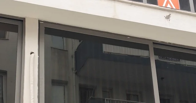 İş merkezindeki pencerenin sokağa düşmesi kamerada Aydın Haberleri