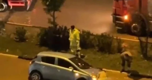 Hatay da aşırı yağışların etkisiyle, göle dönen yollarda araçlar mahsur kaldı Hatay Haberleri