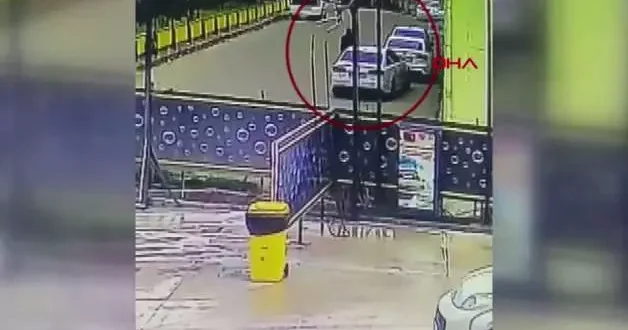 El freni çekilmeyen otomobil ana yola fırlayıp kazaya neden oldu