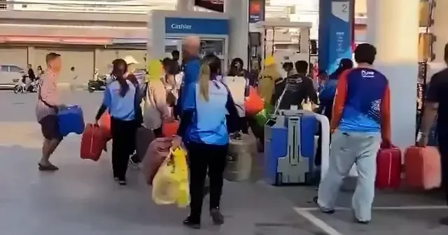 Tayland da yakıt krizi nedeniyle insanlar ellerinde bidonlarla petrollere akın etti VİDEO İZLE