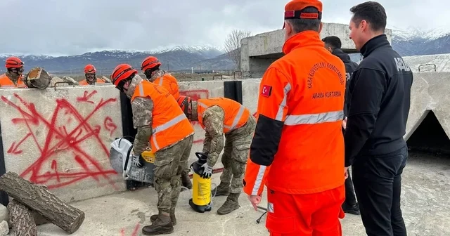Erzincan da Enkazdan yaralı tahliye ve çadır kurma yarışması düzenleniyor Erzincan Haberleri